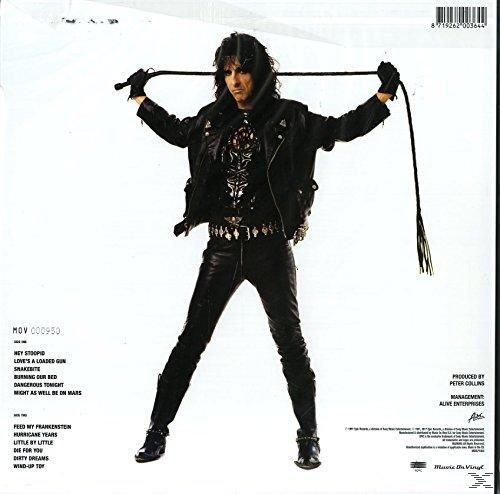 Alice Cooper ostorral, fekete bőrdzsekiben és nadrágban, fehér háttérrel, album szöveggel.