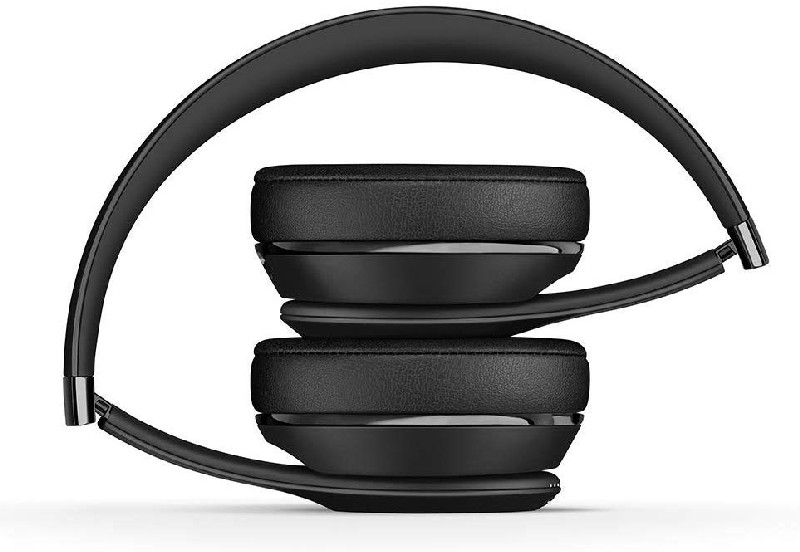 Auriculares negros plegados, que muestran las copas y la diadema, aislados sobre un fondo blanco.