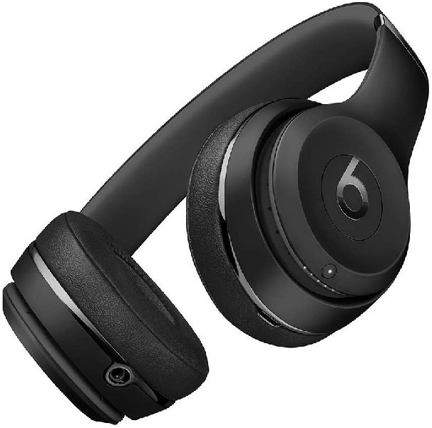 Auriculares Beats negros, vista en ángulo, sobre fondo blanco.