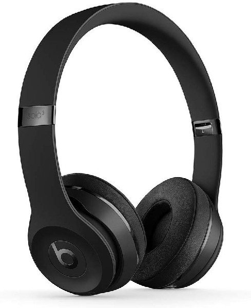 Auriculares negros Beats Solo 3. El logotipo de Beats es visible en la orejera.