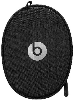 Una funda negra para auriculares Beats by Dre. El logotipo es plateado.
