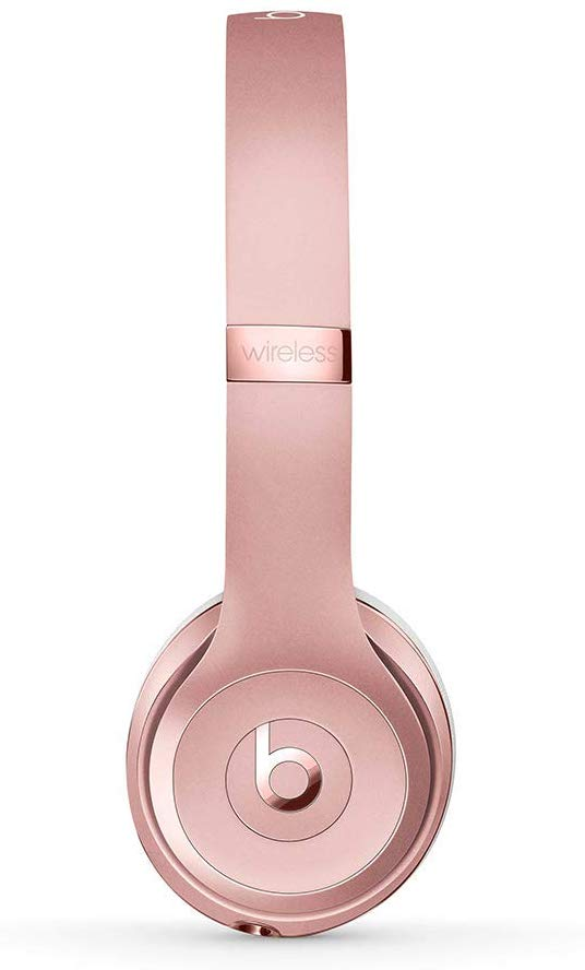Auriculares inalámbricos Beats oro rosa, vista en ángulo, fondo blanco. La