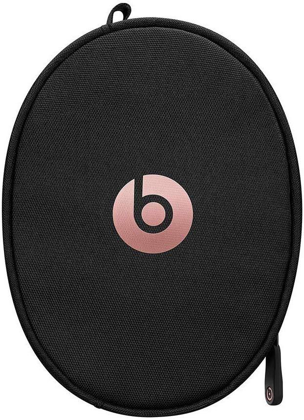 Funda negra para auriculares Beats con el logo de Beats en rosa sobre un fondo blanco.