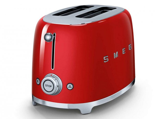 Tostadora SMEG roja. Tiene una perilla, una palanca y una base metálica. Fondo blanco.