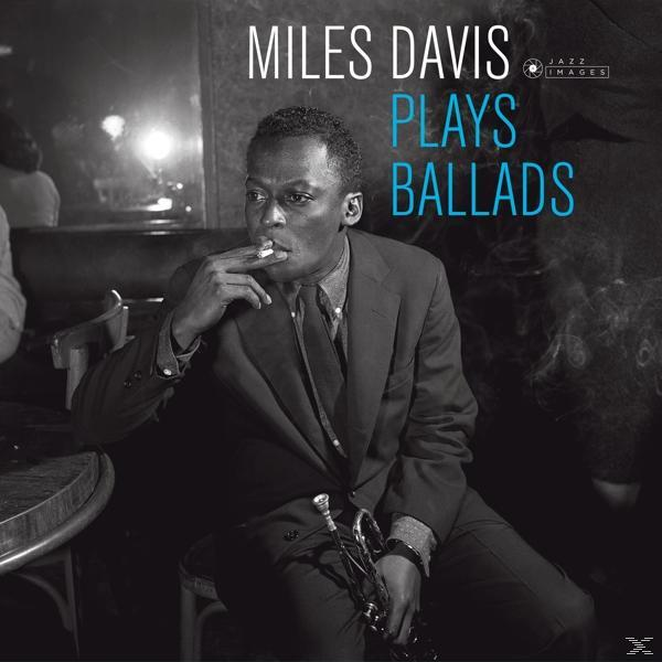 Albumborító: Miles Davis dohányzik, trombitát tart. 'MILES DAVIS PLAYS BALLADS' felirat sötét háttéren.