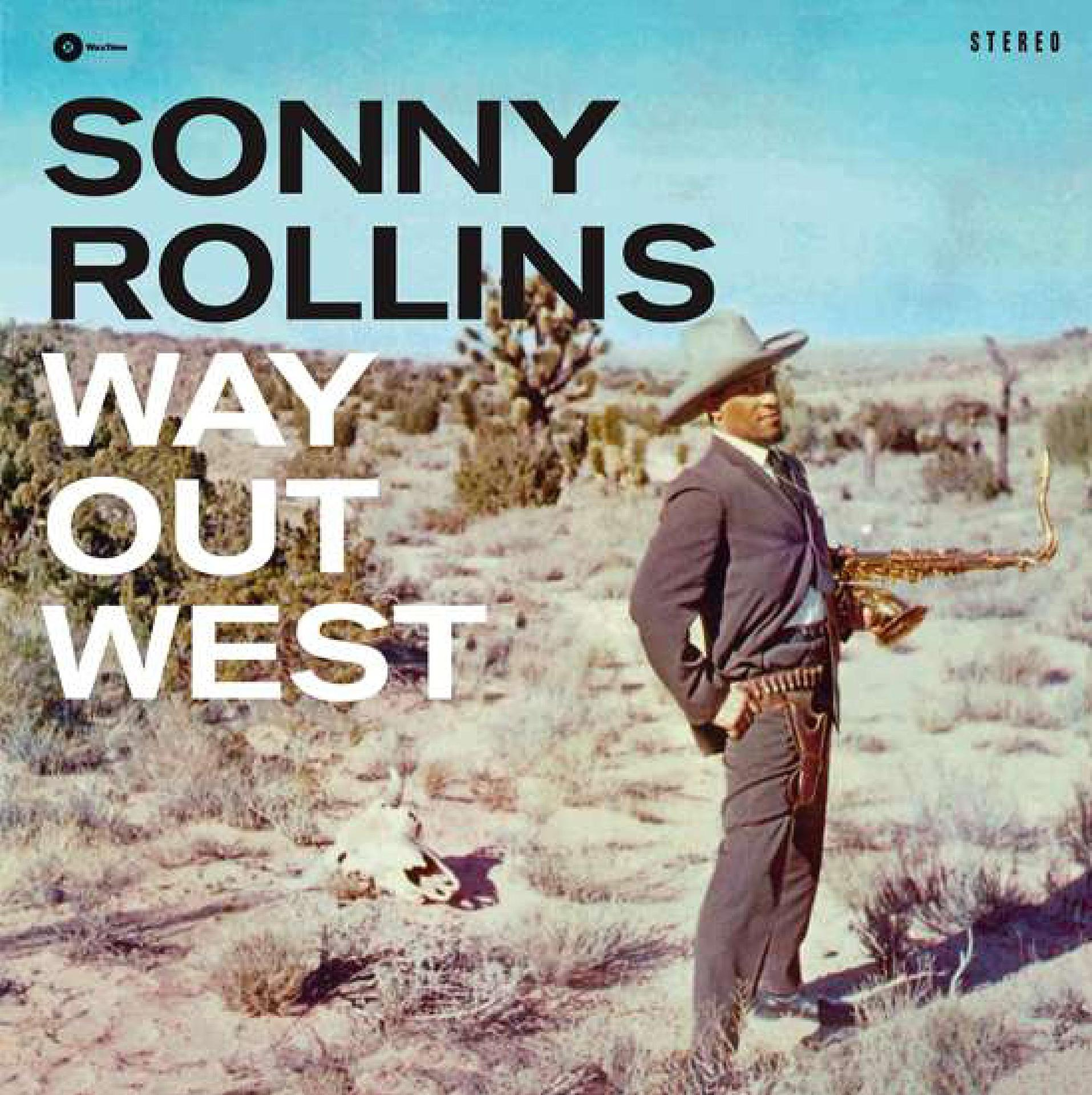 Sonny Rollins album borító. Öltönyös, kalapos férfi szaxofonnal, sivatagban.