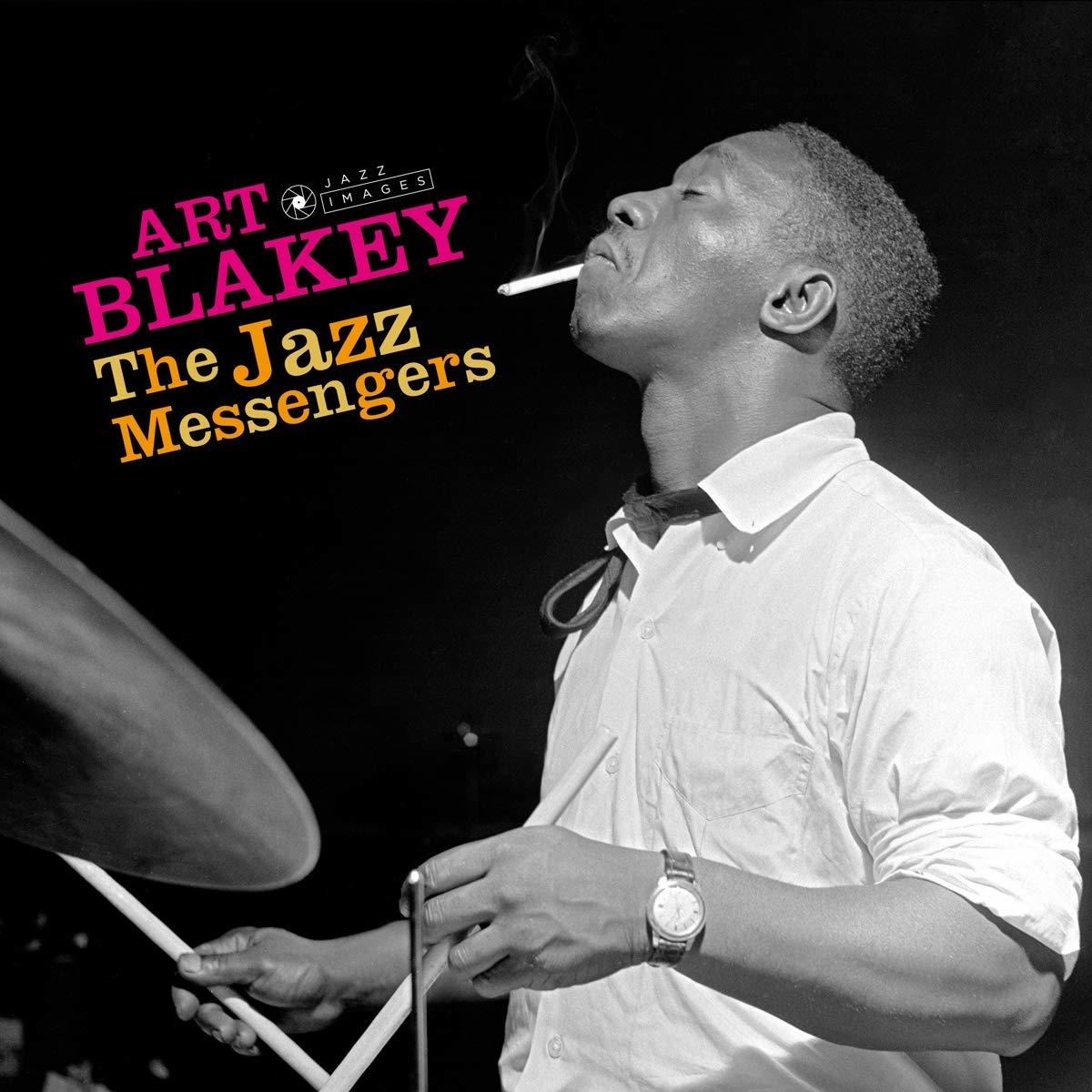 Art Blakey dohányzik, dobol, a 'Art Blakey' és a 'The Jazz Messengers' szavakkal.
