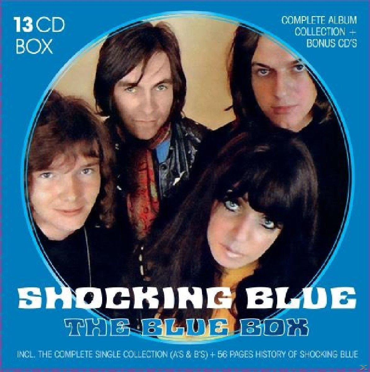 Albumcover: Bandmitglieder, blauer Hintergrund, Text. Shocking Blue, The Blue Box. Vier Personen schauen in die Kamera.