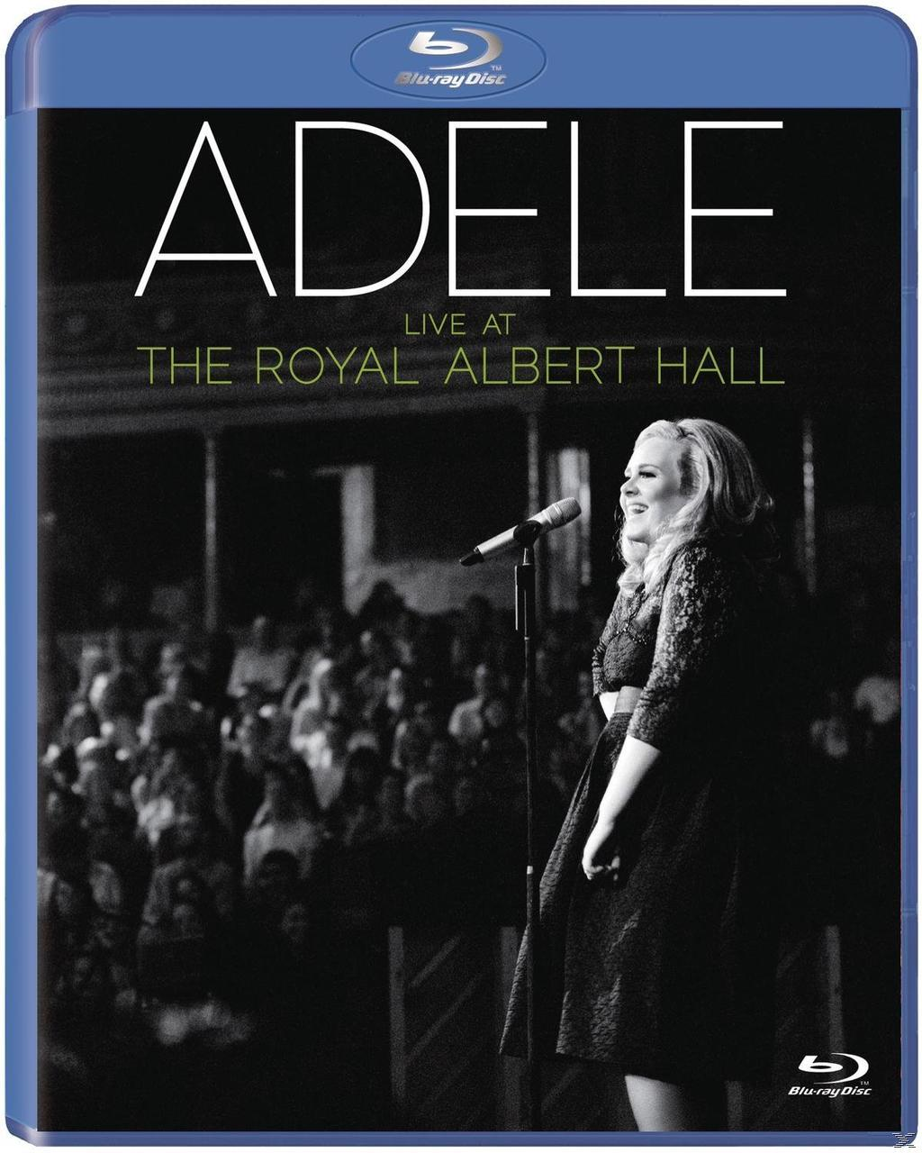 Adele Blu-ray borítója, élőben a Royal Albert Hallban. Adele énekel mikrofonnal.