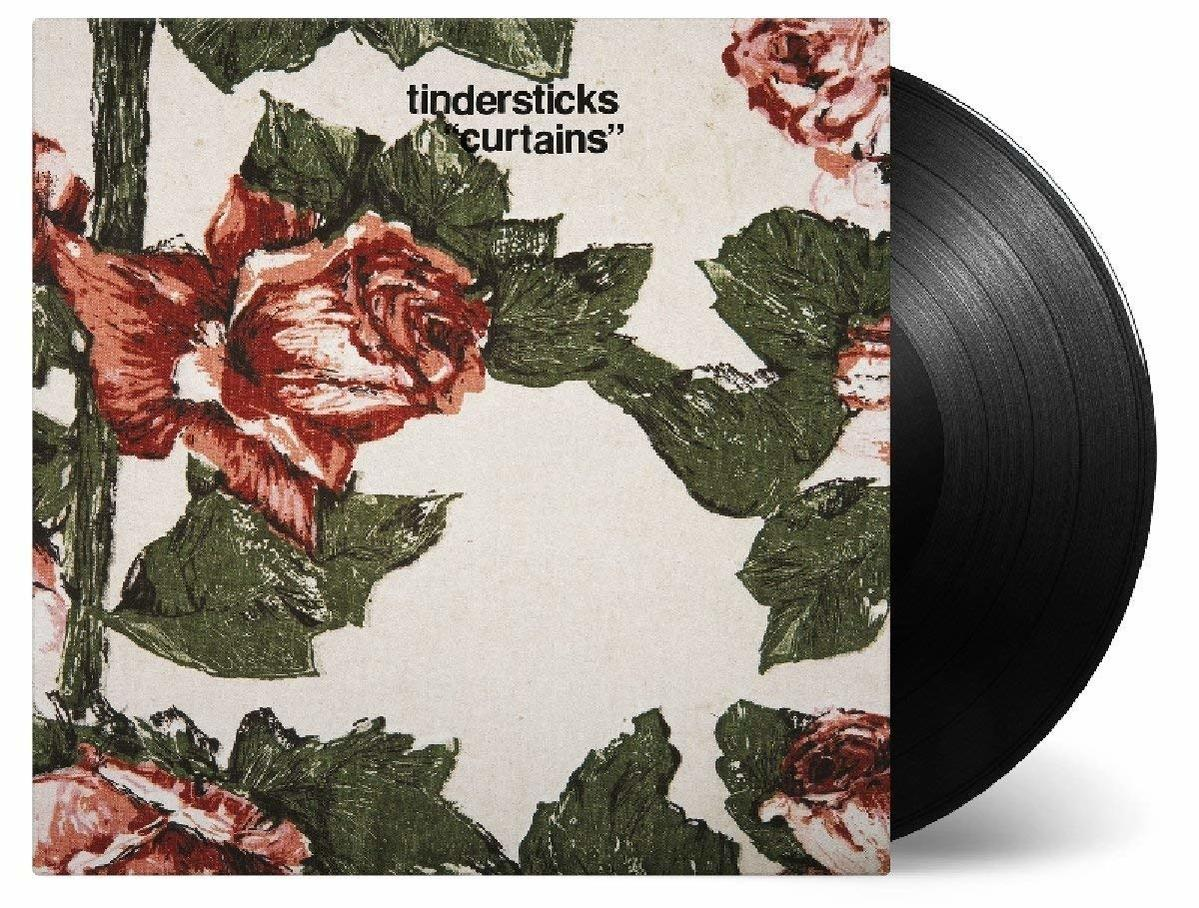 Pochette d'album avec motif floral et vinyle noir.
