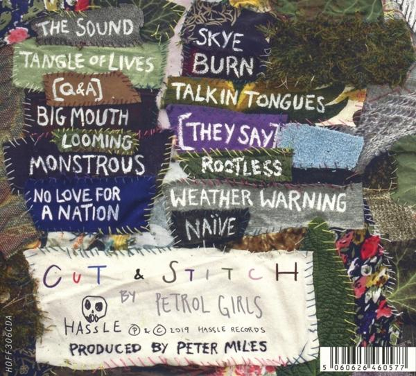 Albumcover mit Patchwork-Design, verschiedenen Stoffflicken mit Text und einem Totenkopf.