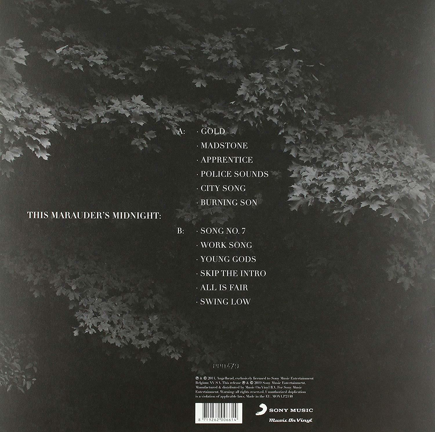 Zwart-wit albumhoes met een lijst van nummers en tekst. This Marauder's Midnight.
