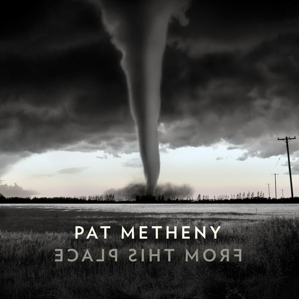 Une tornade descend au-dessus d'un champ, sous un ciel sombre et orageux. Texte: 'Pat Metheny'.