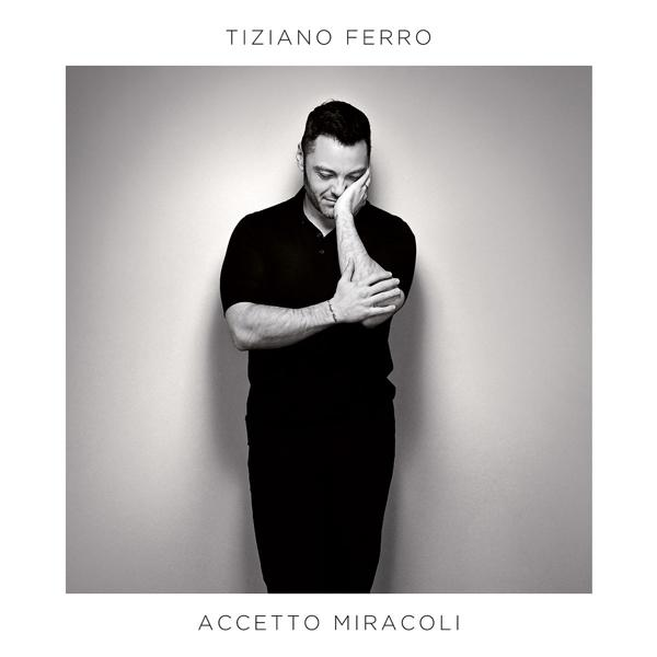 Photo en noir et blanc de Tiziano Ferro, reposant sa tête sur sa main.