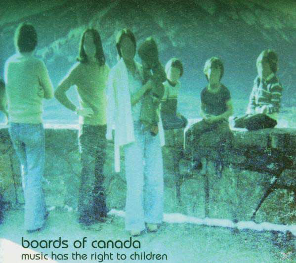 Gruppe von Menschen vor einer Mauer. Einer hält ein Kind. Die Szene ist in Grüntönen gehalten. Text von Boards of Canada unten.