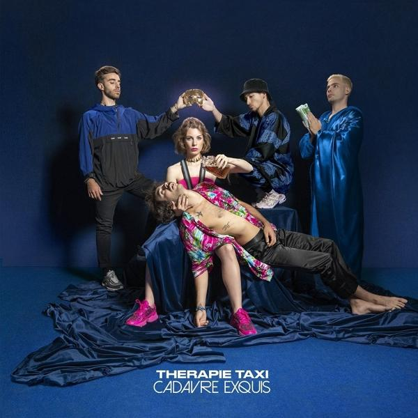 Albumhoes met vier personen, blauwe achtergrond, één persoon op blauwe stof, albumtitel onderaan.