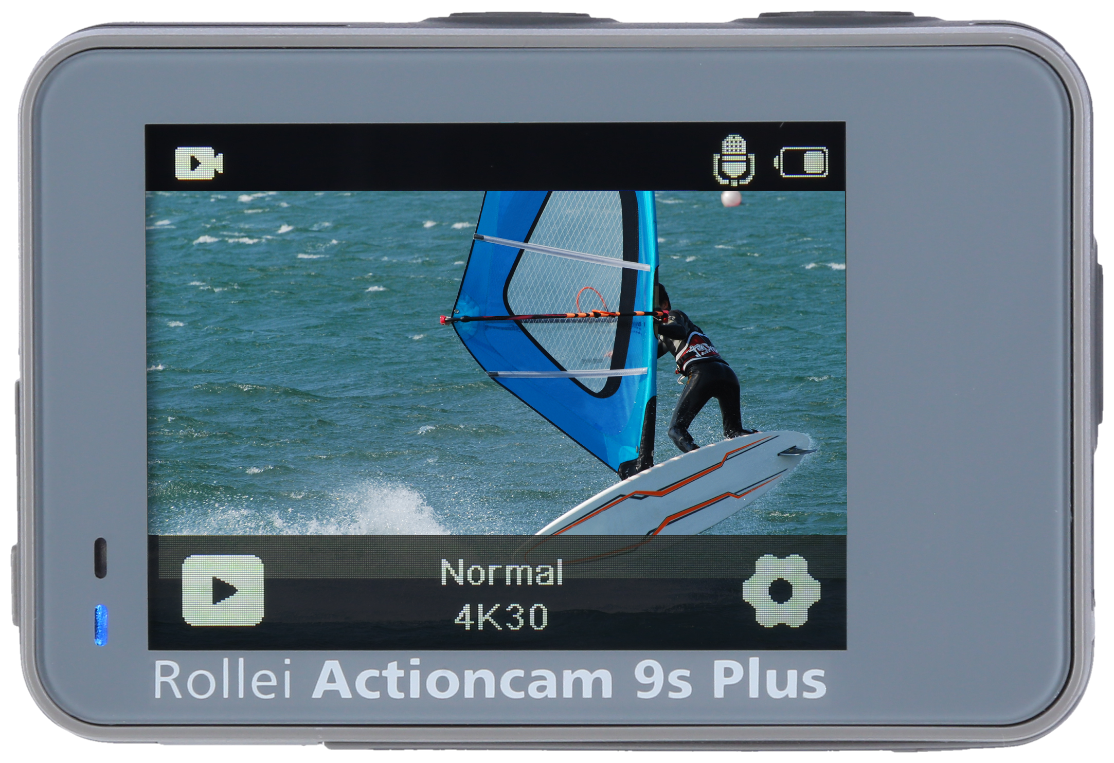 Bildschirm einer Action-Kamera, der einen Windsurfer zeigt. Der Bildschirm zeigt Videoeinstellungen, einschließlich 4K30.