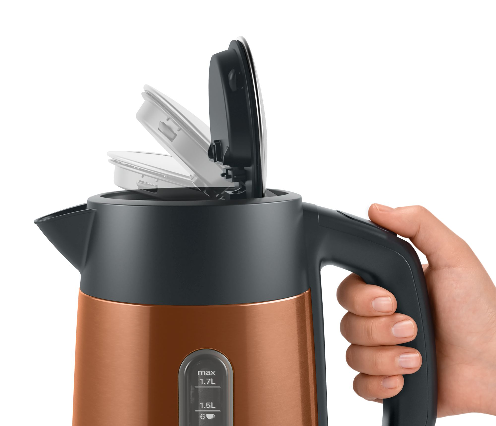 Kupferfarbener elektrischer Wasserkocher mit Griff, offenem Deckel und Hand am Griff vor Weiß.