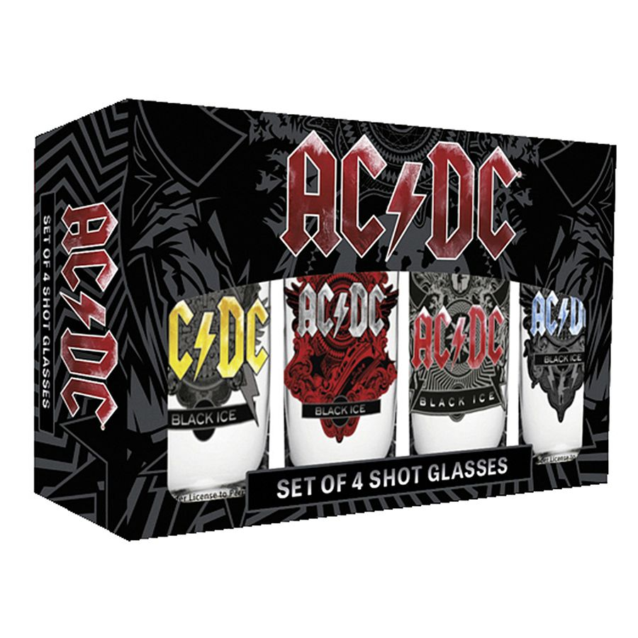 Ein Box-Set mit AC/DC-Schnapsgläsern, mit dem Logo der Band und verschiedenen Designs auf den Gläsern.