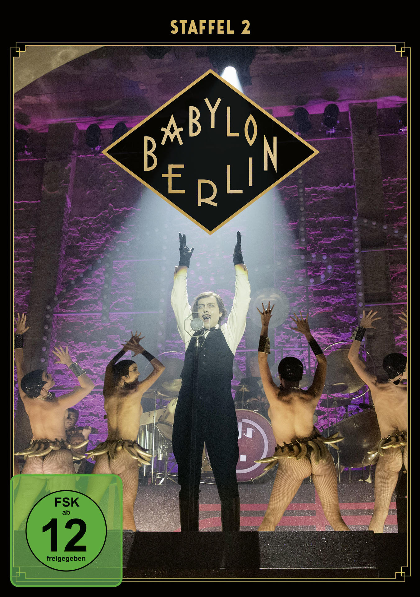 DVD-Cover: Babylon Berlin, ein Mann tritt auf der Bühne auf, Frauen in Kostümen, Bühnenbeleuchtung.