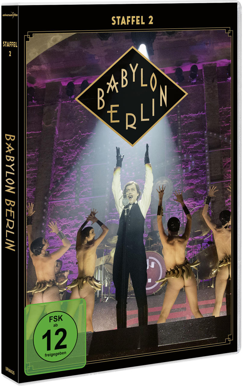 DVD-Hülle der Serie 'Babylon Berlin'. Ein Mann auf der Bühne mit erhobenen Armen und eine Gruppe von Leuten.