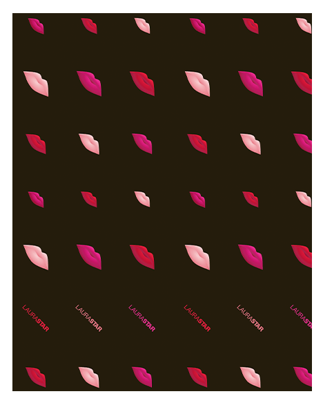 Muster mit wiederholten rosafarbenen Lippen auf dunklem braunen Hintergrund. Der Name 'LAURASTAR' ist diagonal geschrieben.