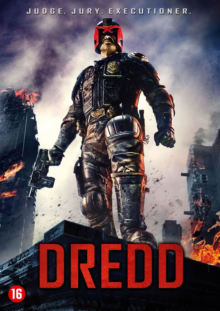 Filmposter. Dredd staat op een gebouw, houdt een geweer vast, met explosies en stad op de achtergrond.