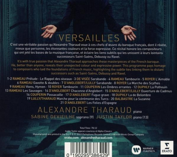 Pochette de CD avec du texte sur Versailles. Une personne est en arrière-plan.