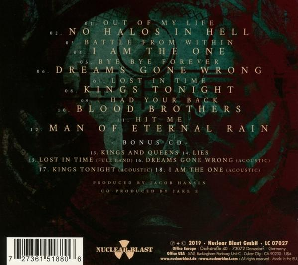 Albumcover mit Trackliste, dunklen Farben und Logo. Text in Weiß.