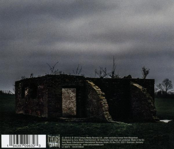 CD-Cover. Ziegelstruktur vor dunklem, bedecktem Himmel.