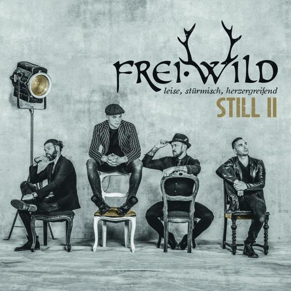 Albumcover: Frei.Wild, Still II. Vier Männer auf Stühlen, Text auf Deutsch.