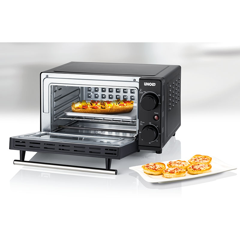 Ein schwarzer Unold-Toaster mit offener Tür, der eine Pizza backt. Kleine Pizzen liegen auf einem weißen Teller. Der Ofen steht auf weißem Untergrund.