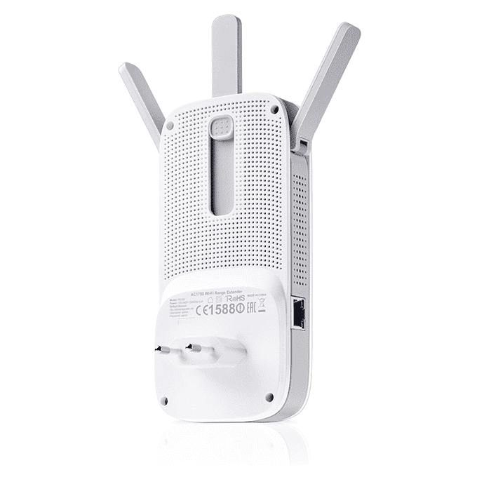Un répéteur WiFi noir avec trois antennes, se reflétant sur une surface.