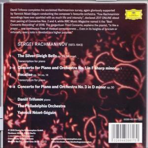Pochette de CD avec un motif floral rouge et du texte.