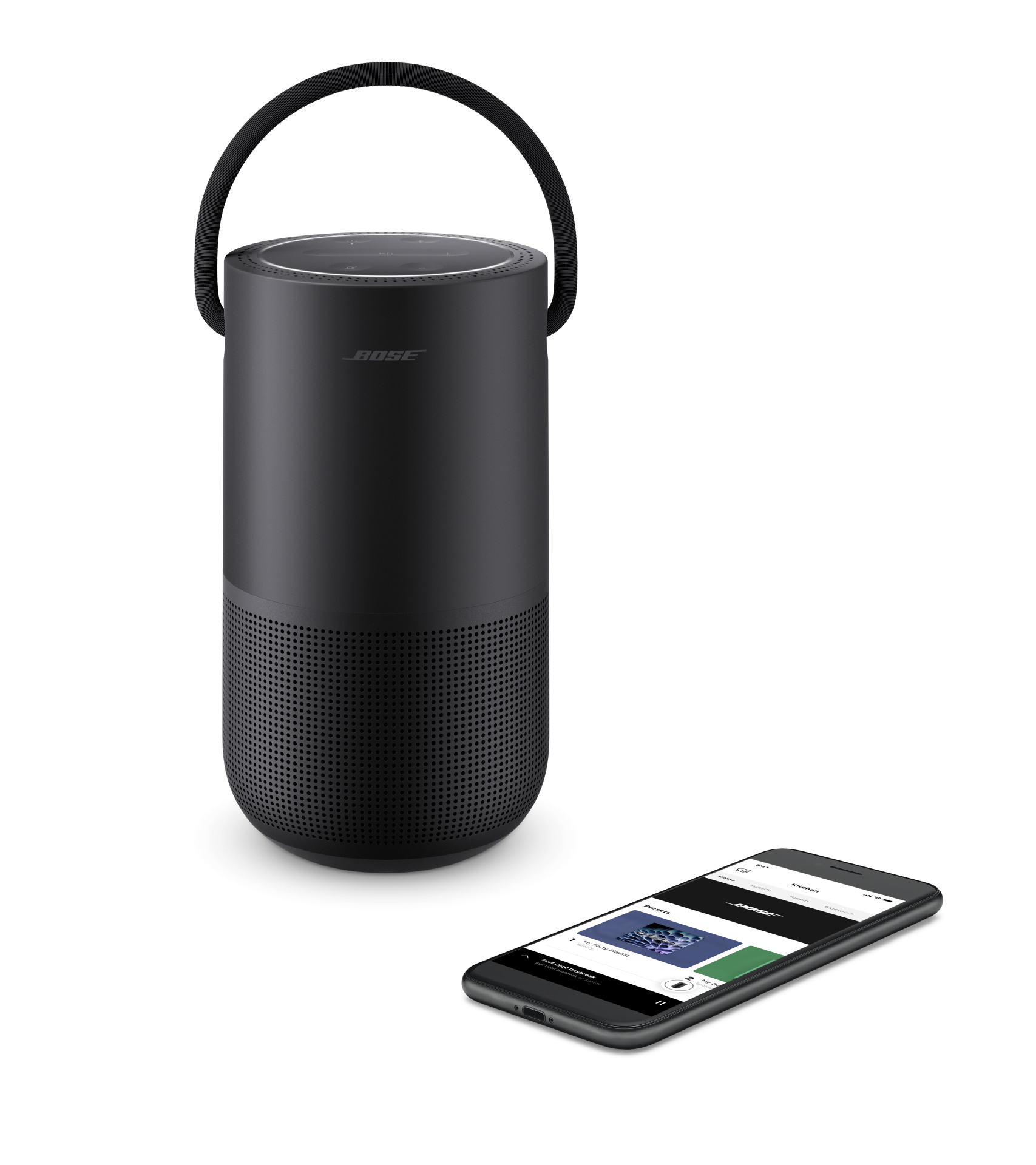 Schwarzer Bose-Lautsprecher mit Griff und Smartphone, das eine Musik-App anzeigt.