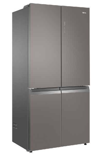Un refrigerador Haier con cuatro puertas. Es gris y tiene un diseño elegante y moderno.