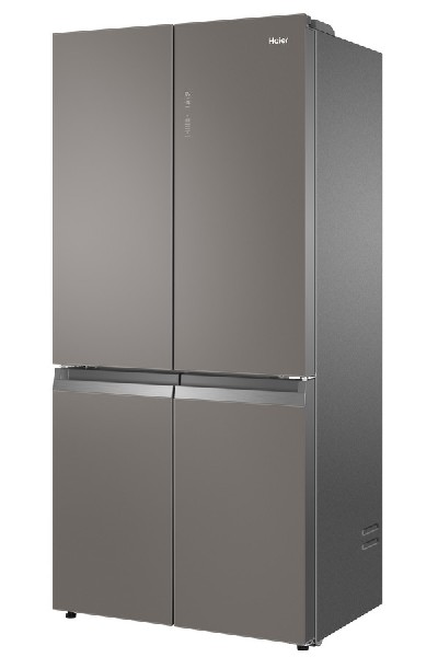 Un refrigerador Haier de cuatro puertas, color gris oscuro, con múltiples puertas.