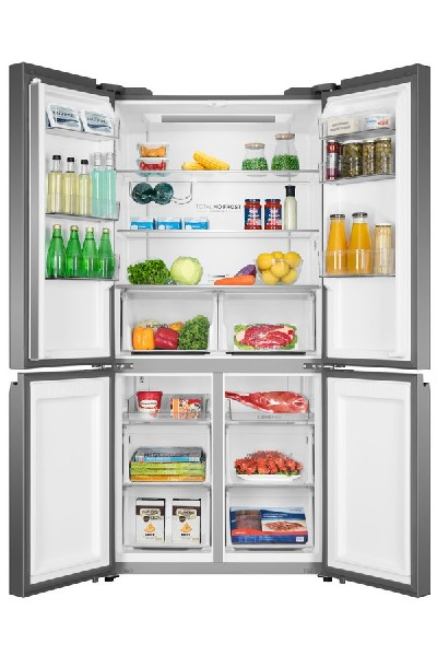 Refrigerador abierto con alimentos en cajones y estantes; frutas, verduras y carne.