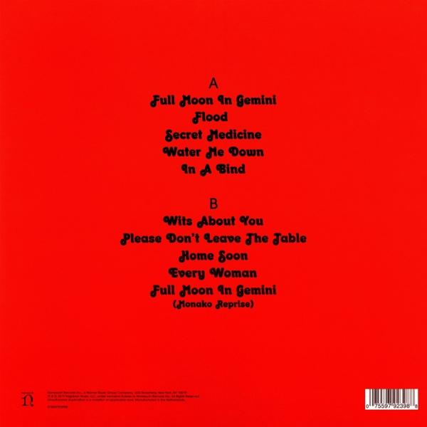 Rote Album-Rückseite mit Songtiteln in Weiß und einem weißen Label. Roter Hintergrund.