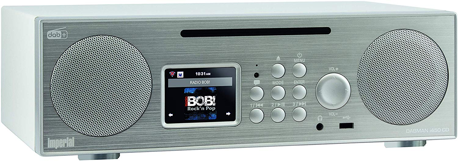 Zilveren en witte radio met digitale display. Bediening omvat knoppen en een volumeknop. Zwarte tekst.