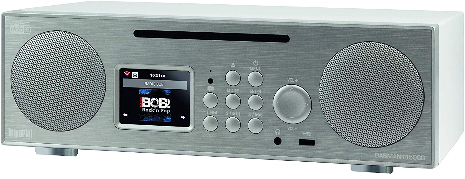 Een zilveren en witte radio met een digitaal display met 'Radio BOB!' en bedieningsknoppen.