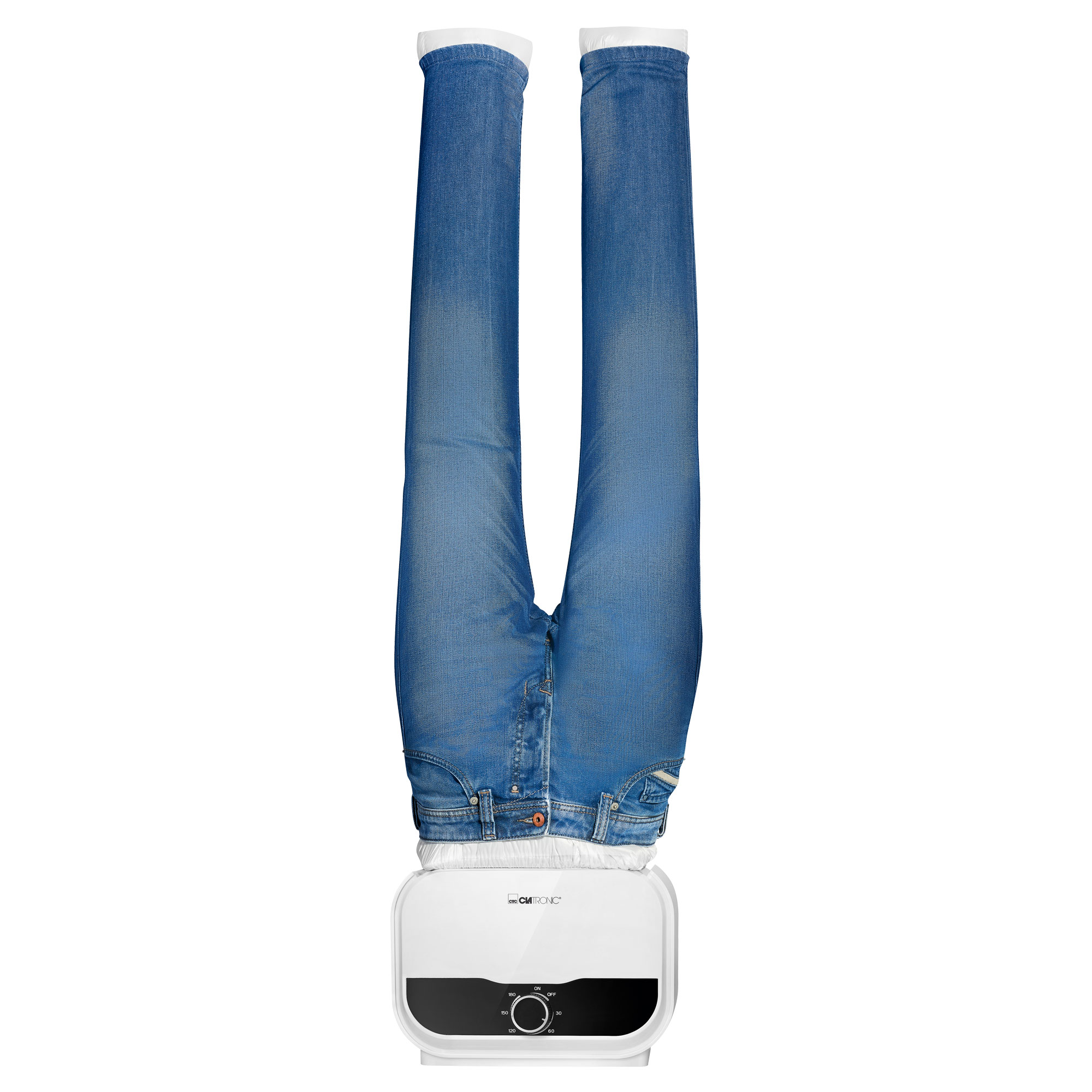 Blaue Jeans hängen kopfüber an einer weißen Wäschetrockner-Maschine.