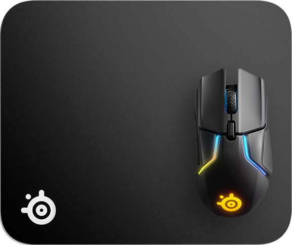 Souris noire sur un tapis de souris noir. Le tapis de souris a un logo blanc. La souris a des lumières colorées.