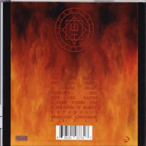 CD-Hülle mit feurigem Hintergrund und Text. Ein Barcode und Logo sind ebenfalls sichtbar.