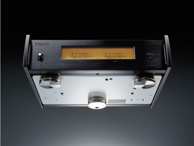 Schwarzer Stereo-Receiver, Draufsicht. Knöpfe und Display sichtbar.