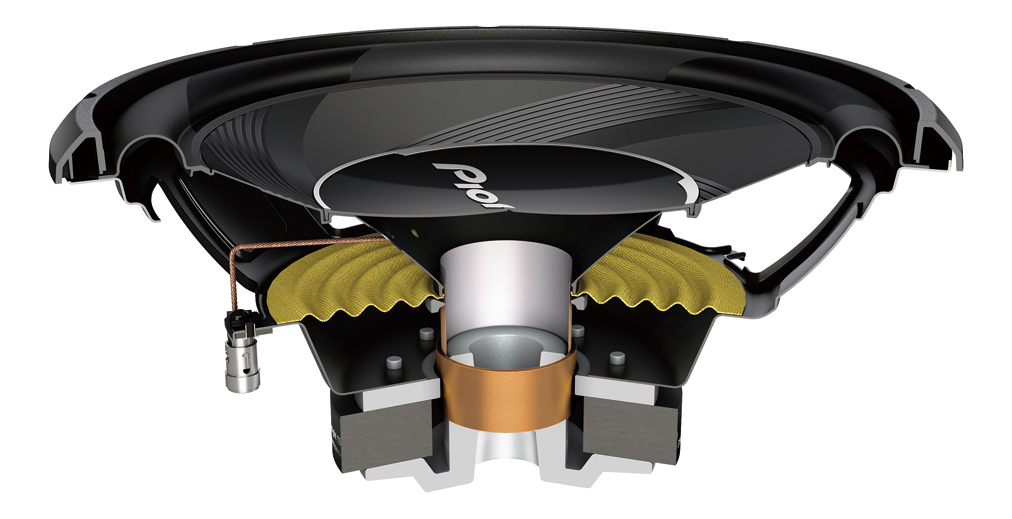 Schnittansicht eines schwarzen Pioneer-Subwoofers mit gelben Konusdetails.