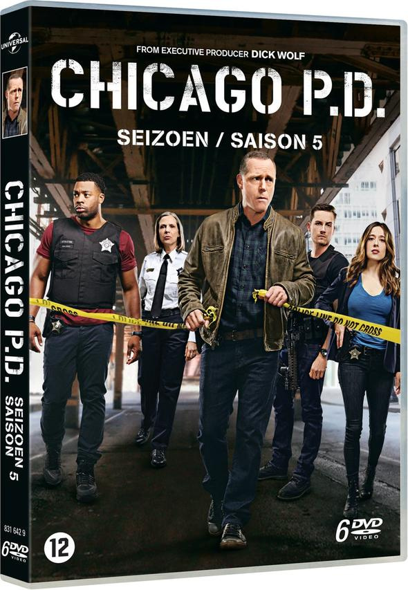 Pochette DVD de Chicago P.D. Saison 5 avec les membres de la distribution et un ruban jaune dans une rue.
