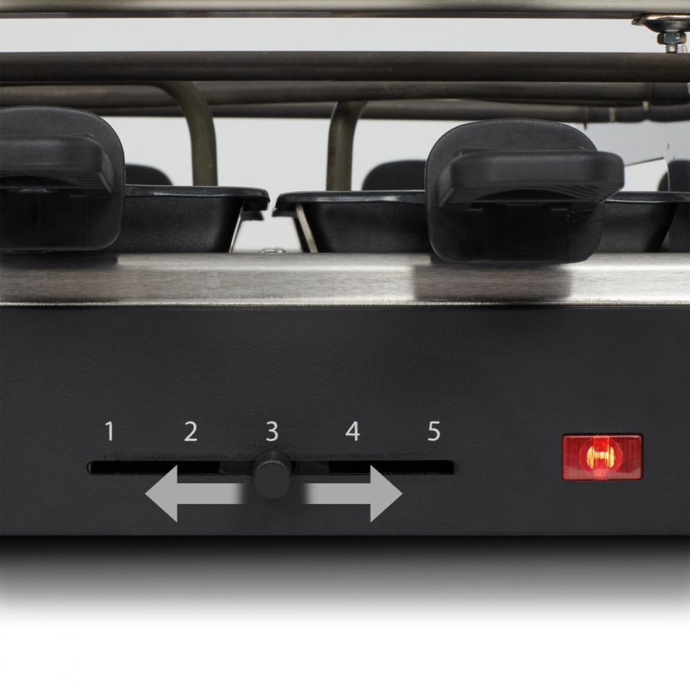 Nahaufnahme eines Raclette-Grills. Merkmale sind ein Bedienfeld mit Zahlen, ein Schieberegler und eine rote Betriebsanzeige.