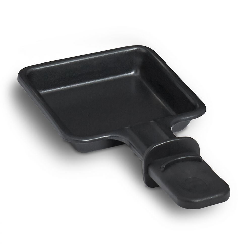 Eine schwarze, quadratische Raclette-Pfanne liegt auf einer weißen Oberfläche. Sie hat einen Griff mit geschwungenem Rand. Die Pfanne wirft einen weichen Schatten.