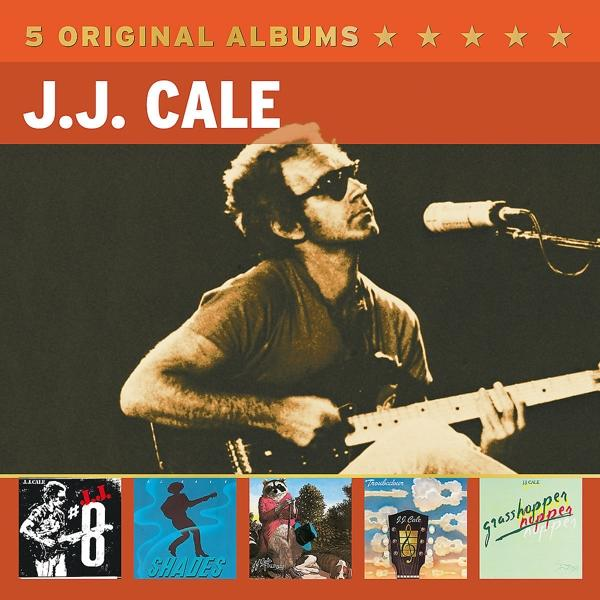 Albumcover: J.J. Cale Album-Compilation mit einem Mann, der Gitarre spielt und Albumcovern darunter.